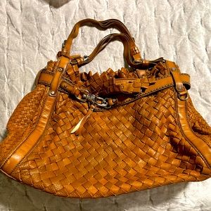 Woven 100% leather shoulder bag
